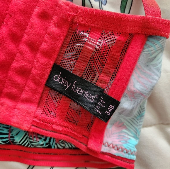 Daisy Fuentes 34B - Picture 2 of 3